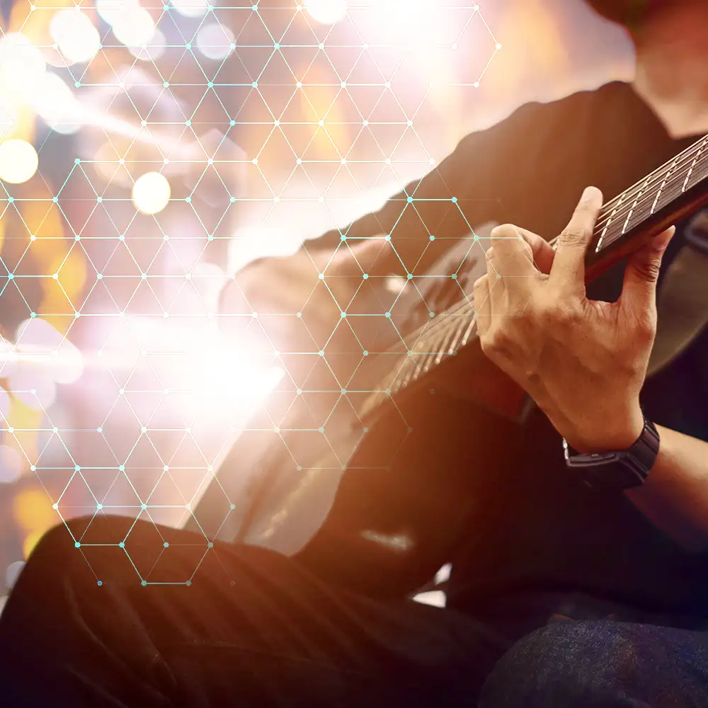 Um músico tocando violão com uma formas geométricas aparecendo representando a blockchain