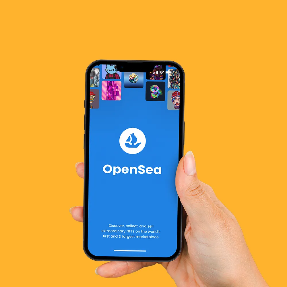 Uma mão segurando um smartphone com o aplicativo do OpenSea aberto