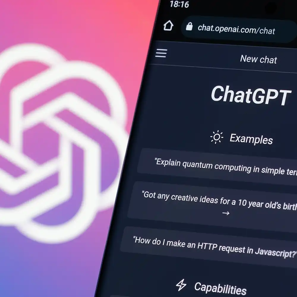 Imagem de uma pessoa interagindo com o ChatGPT em um chat.
